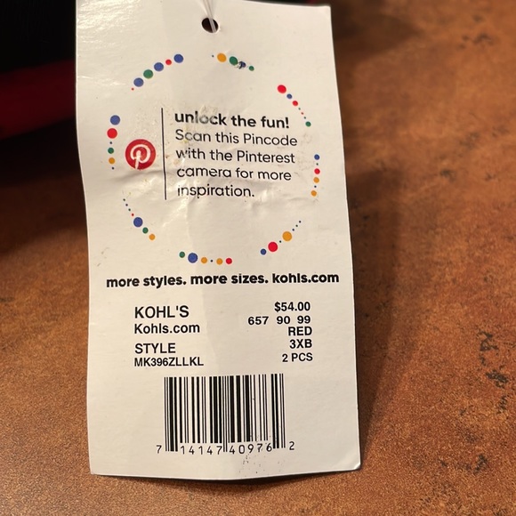 SOLD.  Disney Men’s 2 piece sleep set. - Picture 9 of 10